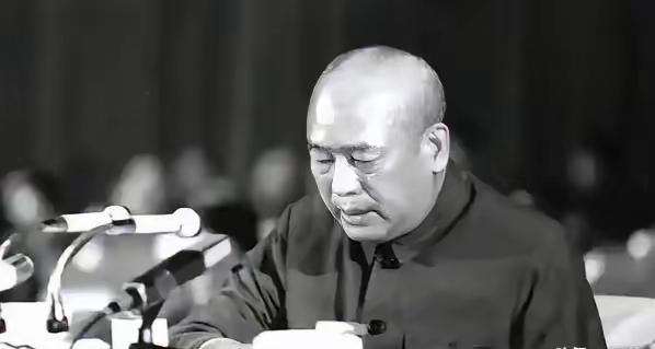 1960年，石油部长余秋里为救大庆油田，请求罗瑞卿派飞机运5吨焊条，却被罗瑞卿怒