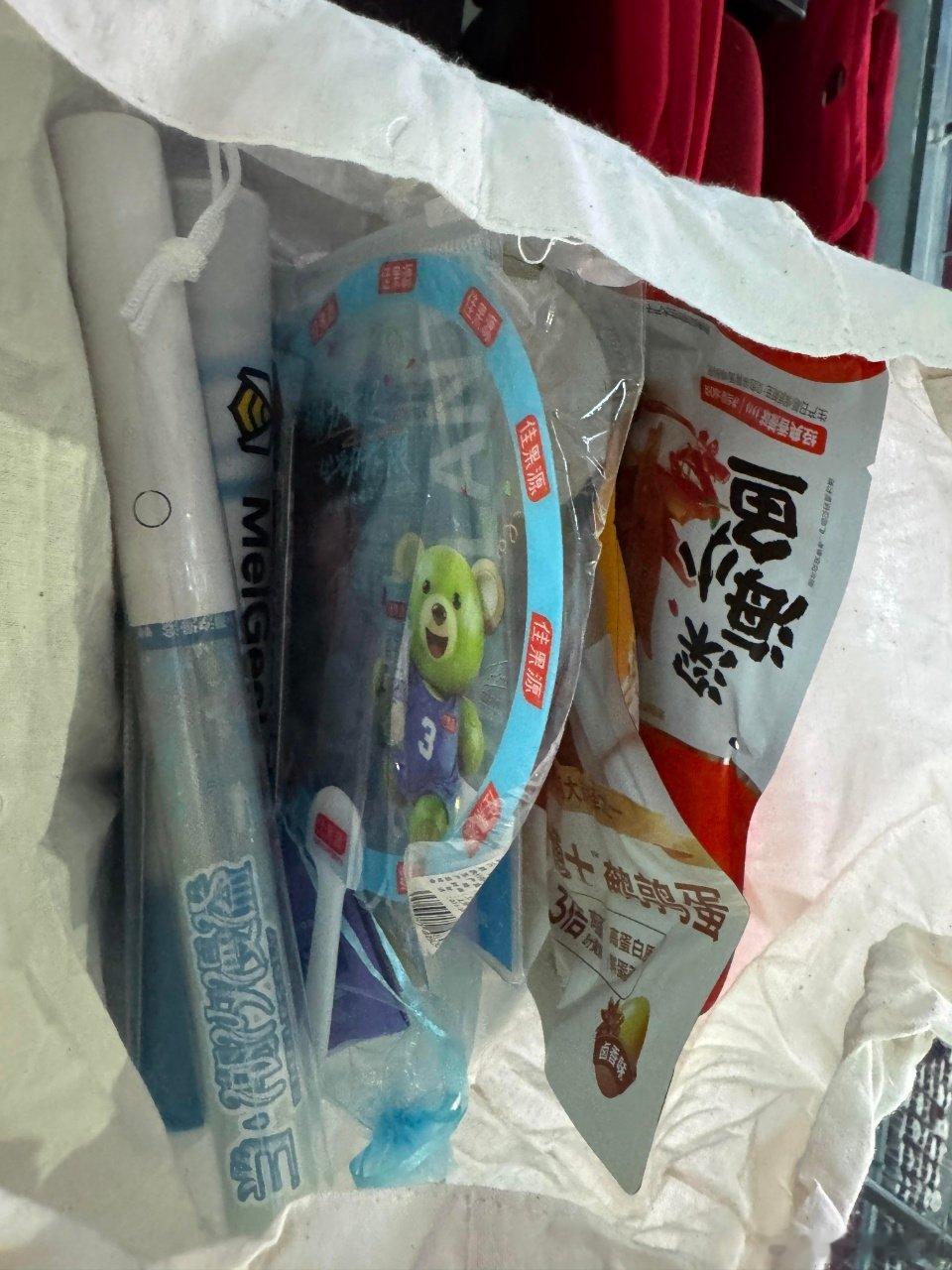王俊凯演唱会舞美好绝王俊凯演唱会舞美给到夯 已经迫不及待想看到完整舞台了伴手礼也