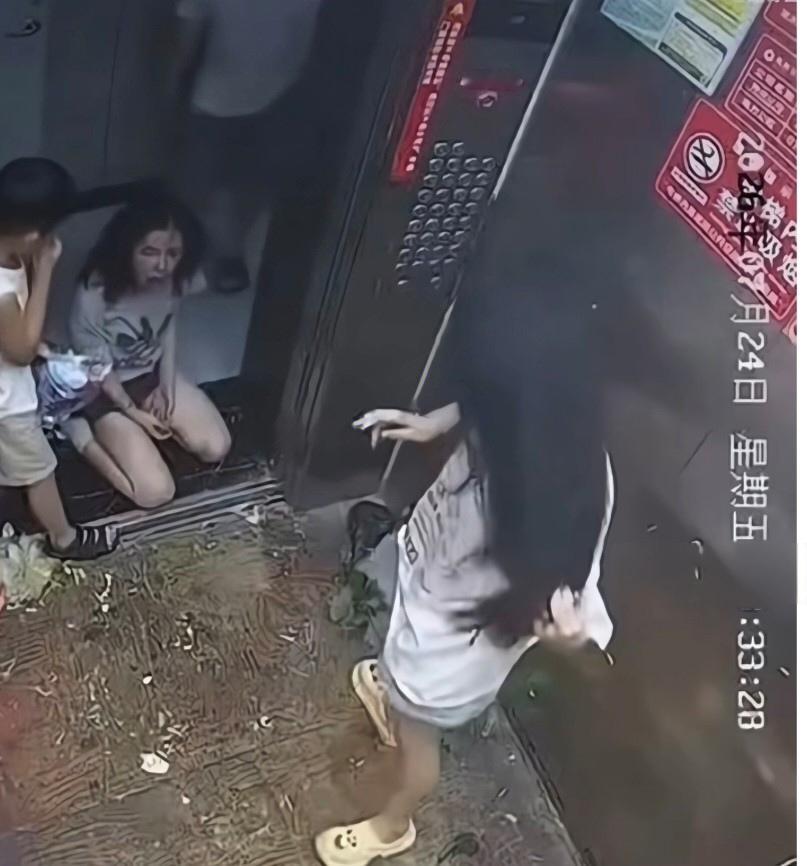 女孩急着下楼，等了几秒，又等了几秒。她冲男孩喊了一句：“你快点，你要干啥，我要走