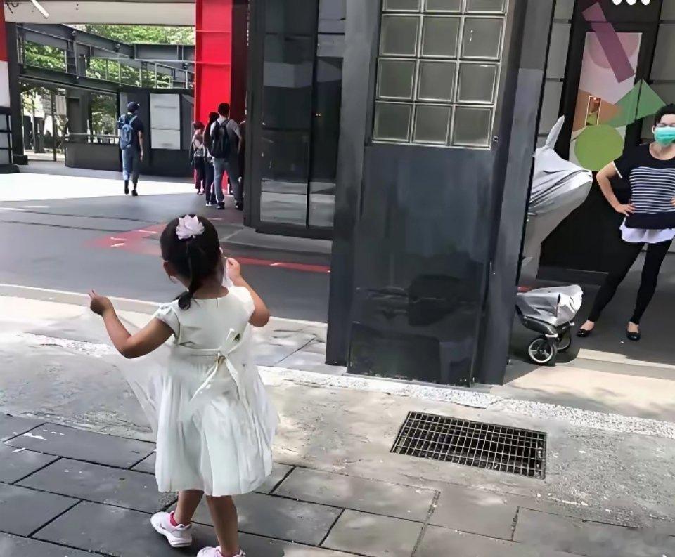 黄春梅到底还是忍不住出手了。汪家俩孩子正面照曝光之后，各种评论也随之而来。大多数