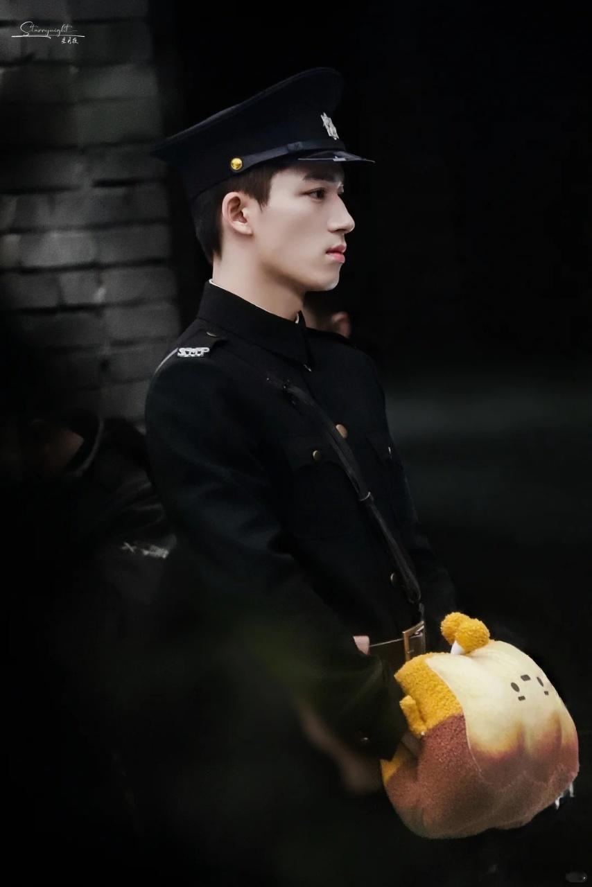 王星越在探案这条路上走到民国了王星越探案路上民国探长造型气质我真的爱了爱了，默默