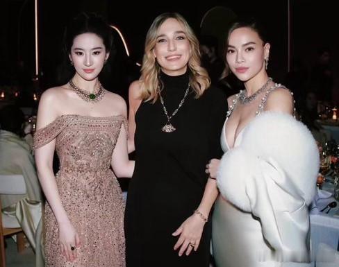 宝格丽越南公关回应刘亦菲裁掉胡玉荷 宝格丽越南公关就晚宴合照裁剪风波正式出面澄清