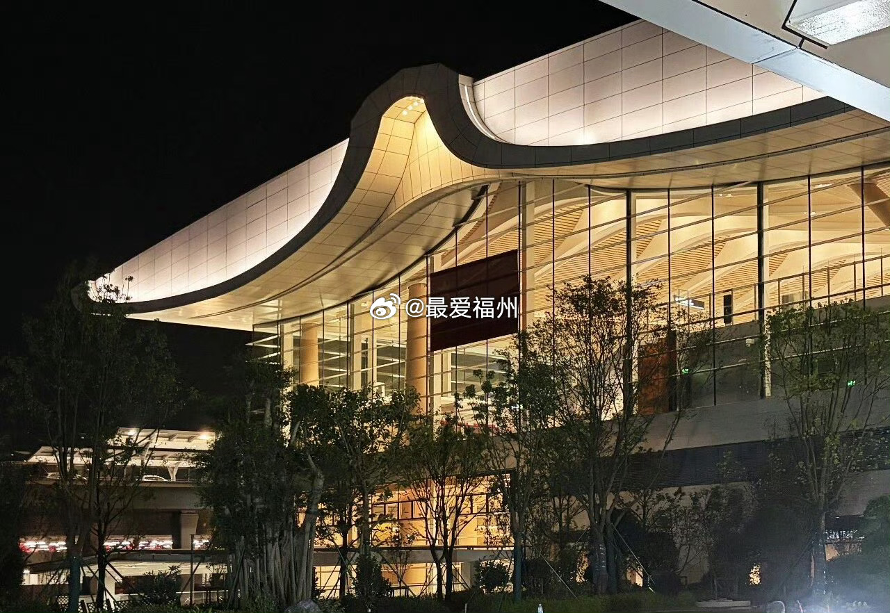随着暑期出入境出行高峰来临，福州机场客流持续攀升，口岸通关热度显著上涨数据显示，