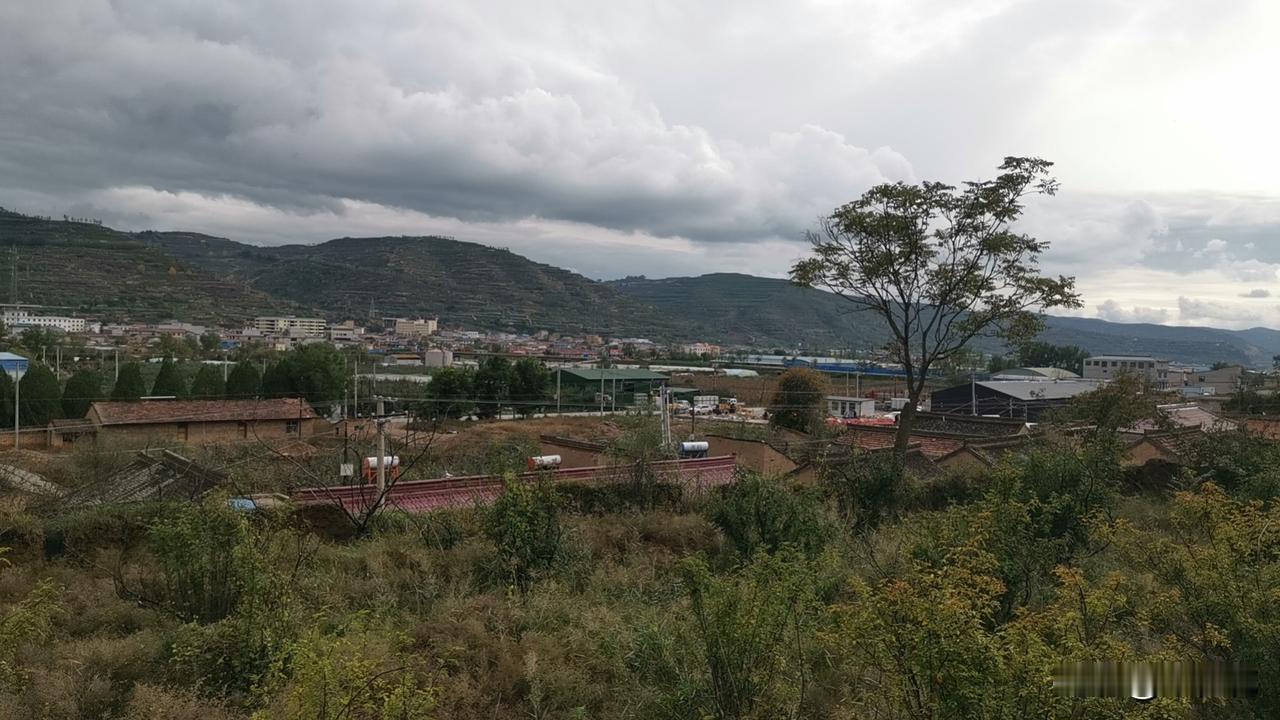 最近洒水车每天在城区的主街道上洒水，无论晴天还是下雨，马路上一片湿漉漉的。
本来