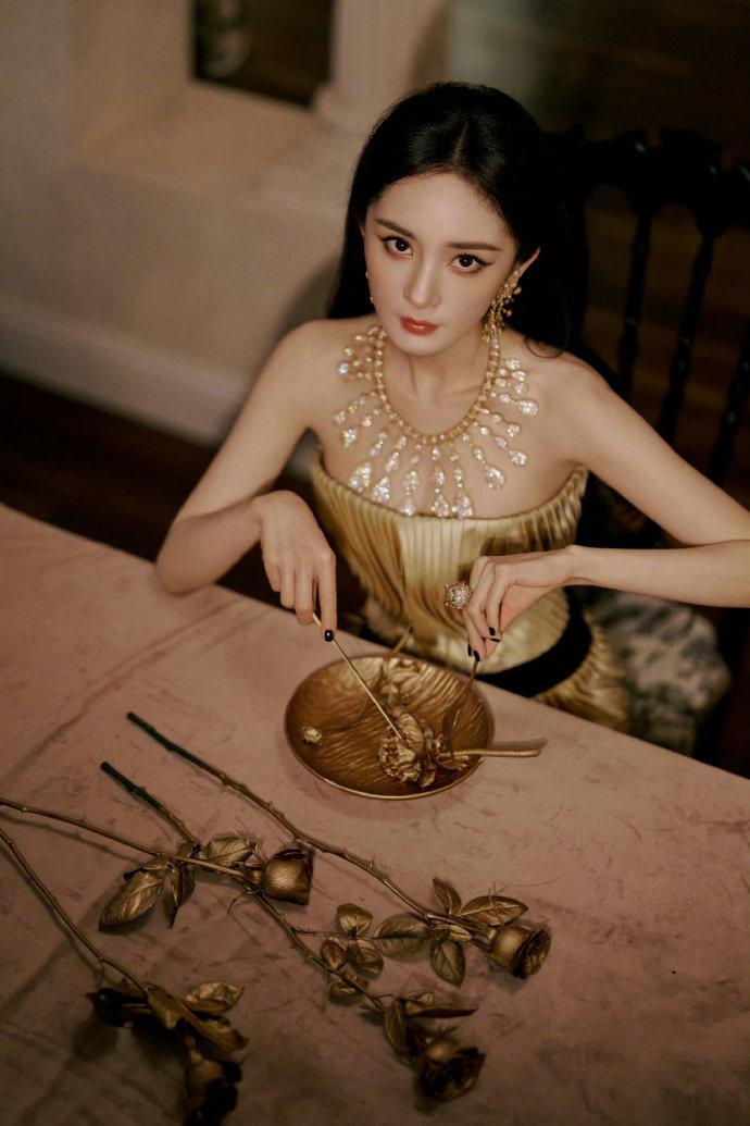 杨幂Vogue名场面！穿金色礼服手切金玫瑰，这操作也太豪横了！又美又飒气场全开，