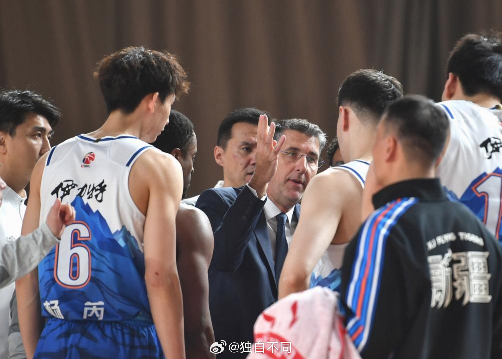 格兰上赛季带领北控杀进季后赛八强，这赛季执教新疆男篮明显“水土不服”。在常规赛还