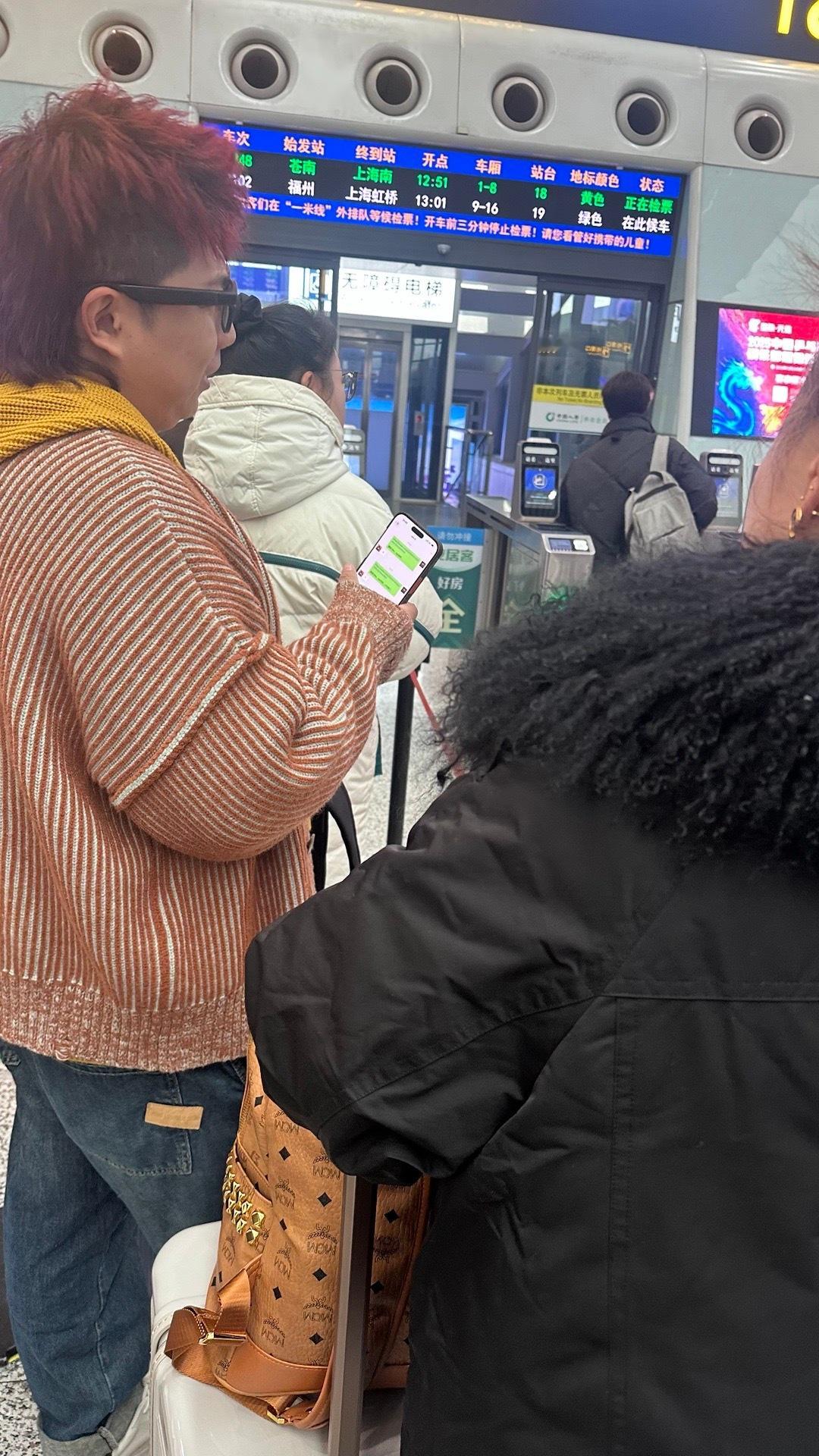 数码博主的职业病高铁站排队都不忘推销，哦不，推荐手机壳