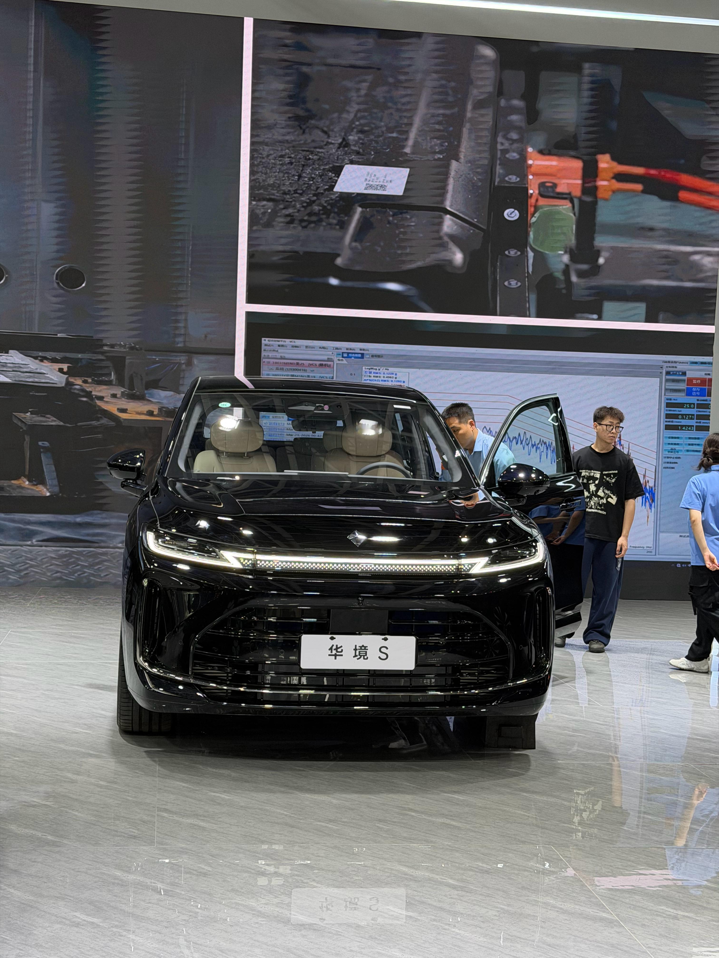 今天西安五一车展看了华镜S这辆车，据说定价20万以内……同级车空间很无敌，宽敞舒