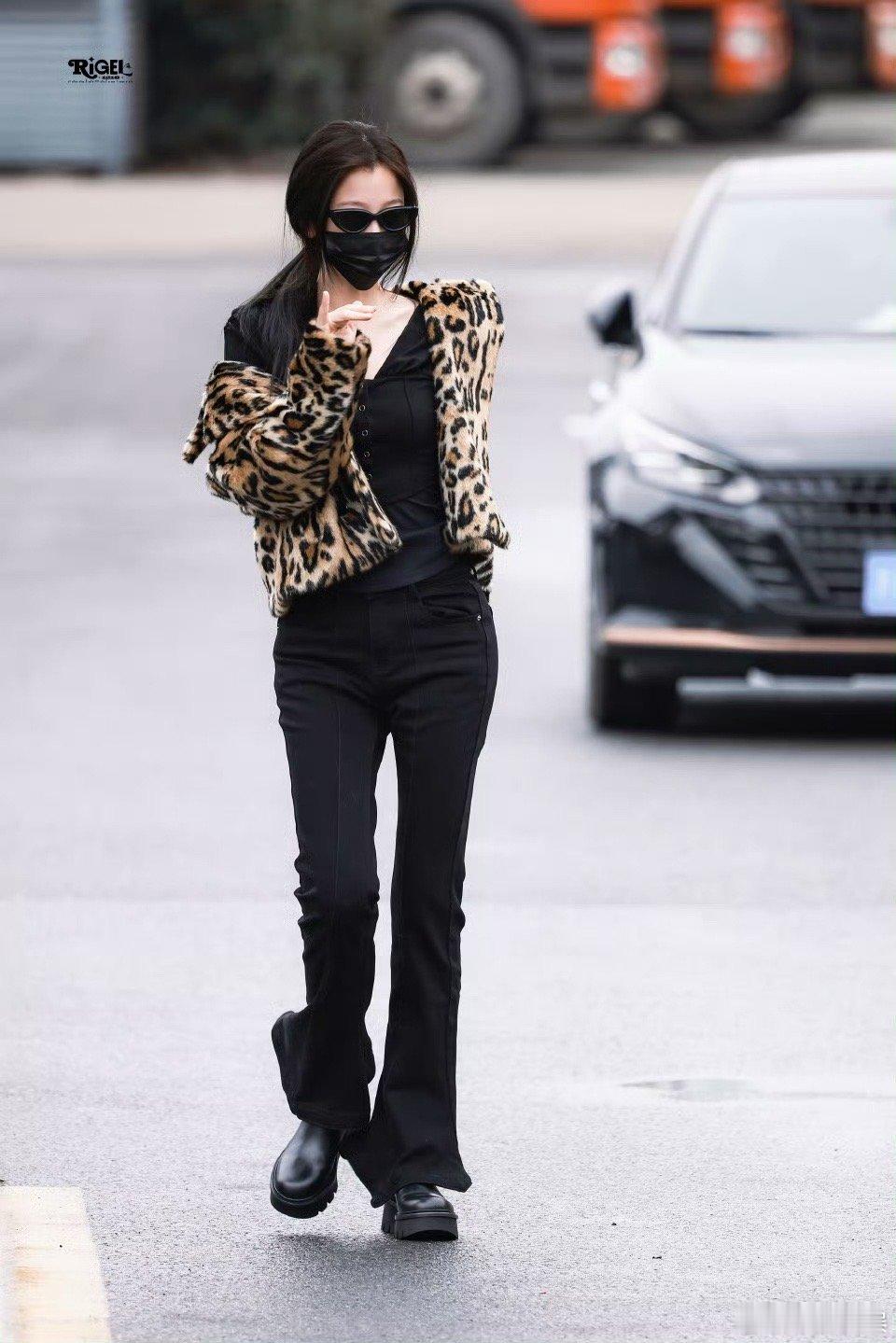 虞书欣豹纹小野猫虞书欣豹纹装虞书欣豹纹装，豹纹小野猫，美晕了 