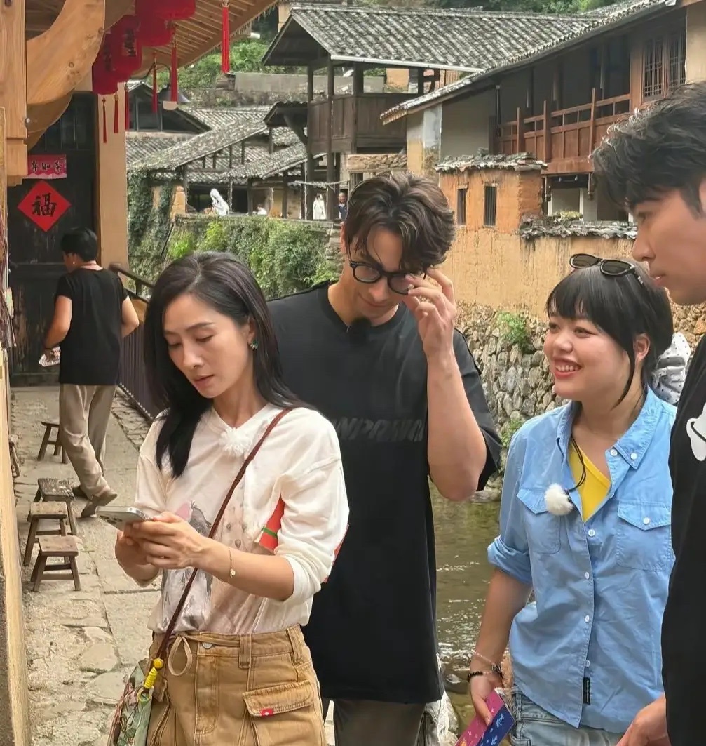 41岁陶昕然现身山西太原旅游，她现实中真人看起来好瘦，她打扮时尚有型又不失个性，