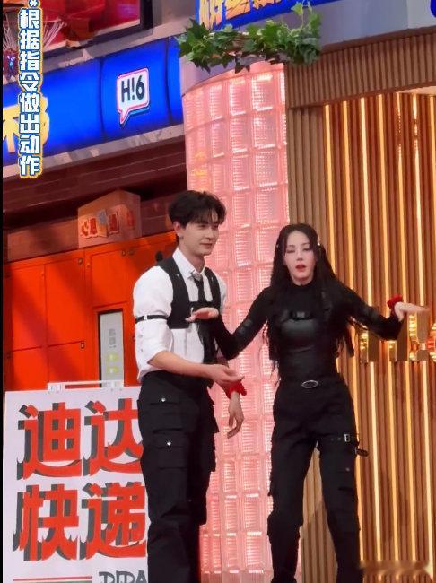 迪丽热巴[超话]热巴小鸟依人演鸟咱就是说，热巴演鸟可爱到犯规，小鸟依人的样子心都