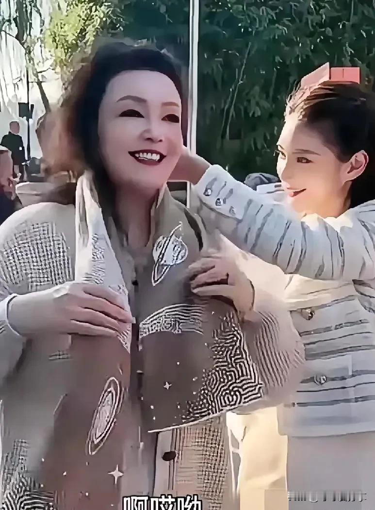 #理想家生活#马筱梅真成了张兰的贴心小棉袄啊 一见面 看见张兰连条围巾都没围 立