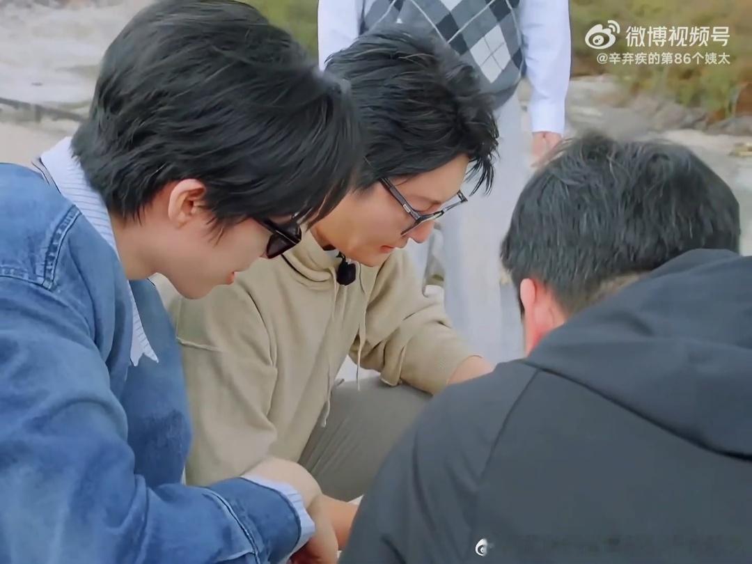 这是刘宇宁的手刘宇宁的手像开了美颜地球超新鲜 想魂穿刘宇宁手里的那只虾！注意力全
