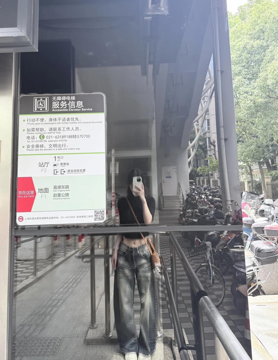 今天地铁looooook
当女孩子太幸福啦 每天都有漂亮衣服穿[皱眉]上下班地铁
