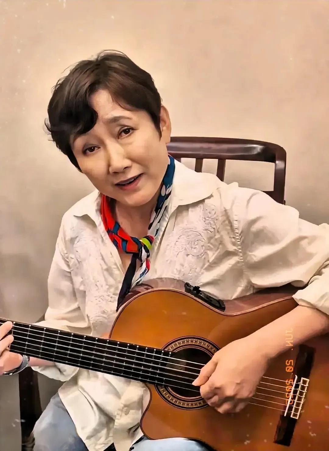 成方圆，今年64岁，再也看不到年轻时那可爱的模样了。她上八九十年代流行歌手中大姐