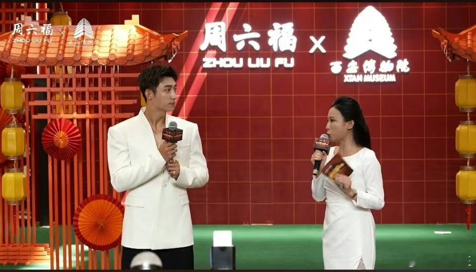 #黄景瑜武汉活动##黄景瑜武汉线下活动# 黄景瑜武汉线下活动 白色深v造型 状态