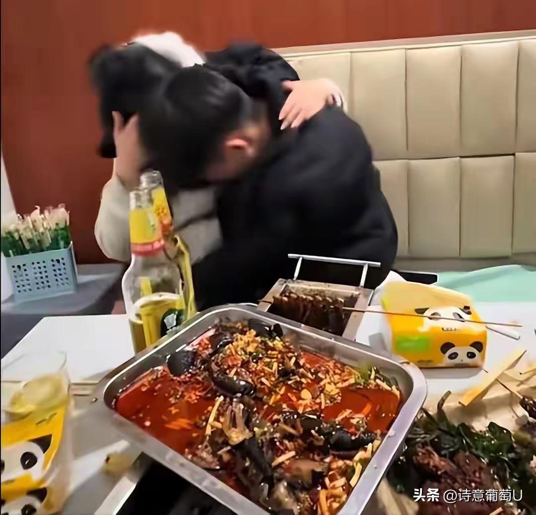 【女子带闺蜜相亲反被“截胡”，当场气到炸毛：防火防盗防闺蜜啊！】  

相亲还带