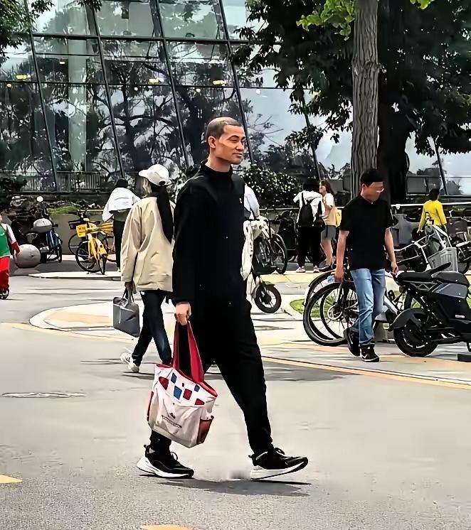 今年最尴尬的人真不是换了新包的韦东奕，是那些跟着瞎操心的网友！人家就换了个带反光