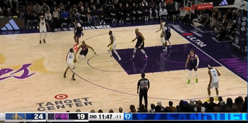 终于进了！单核带队的库里好难！
在今天NBA常规赛勇士对阵森林狼的第二节比赛初，