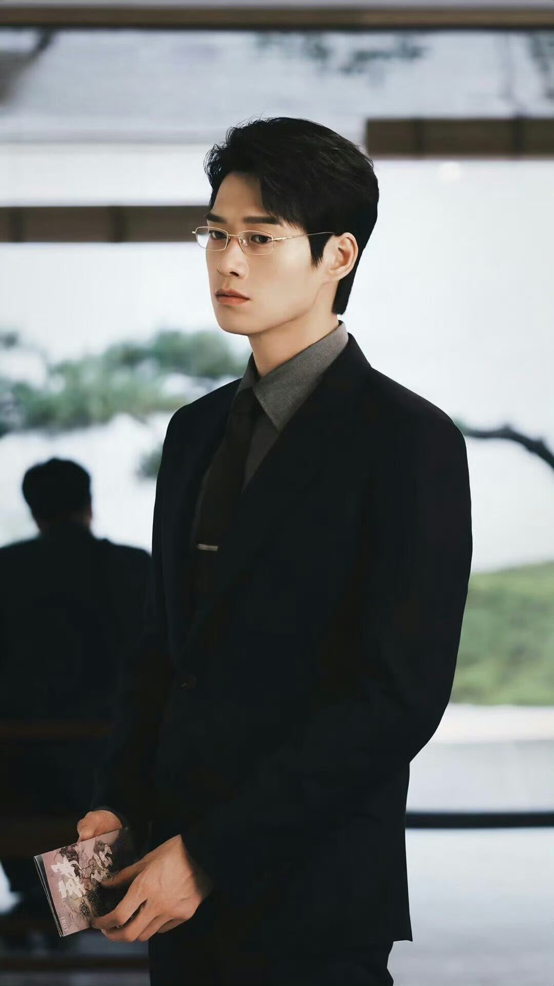 魏大勋是什么眼镜圣体魏大勋只要眼镜一戴，瞬间孟宴臣附体，新中式总裁那味儿直接拉满