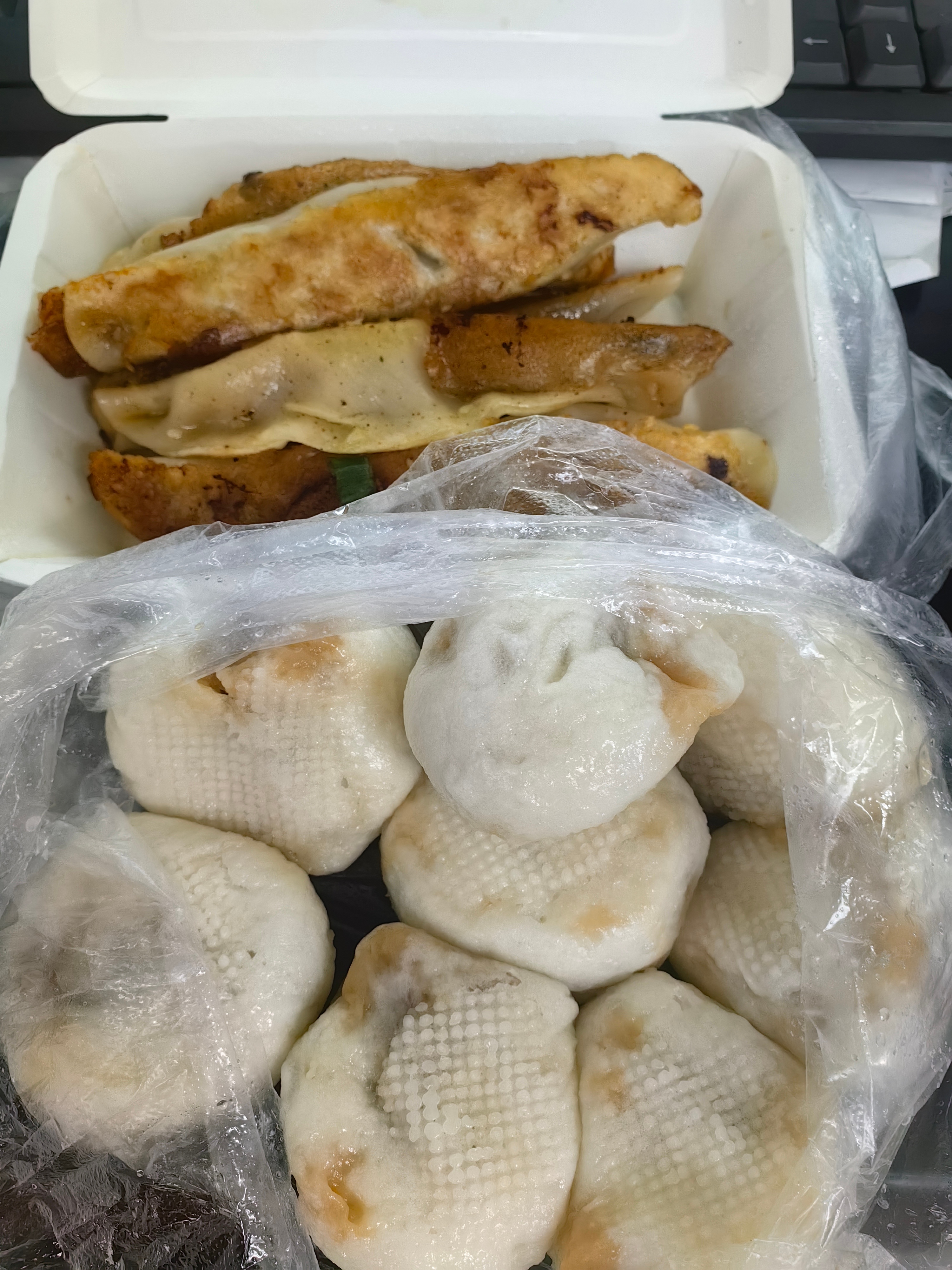 想吃包子了突然，下午看看有没有肉酱包之类的配上馄饨也挺香，不行了，再说下去，眼泪