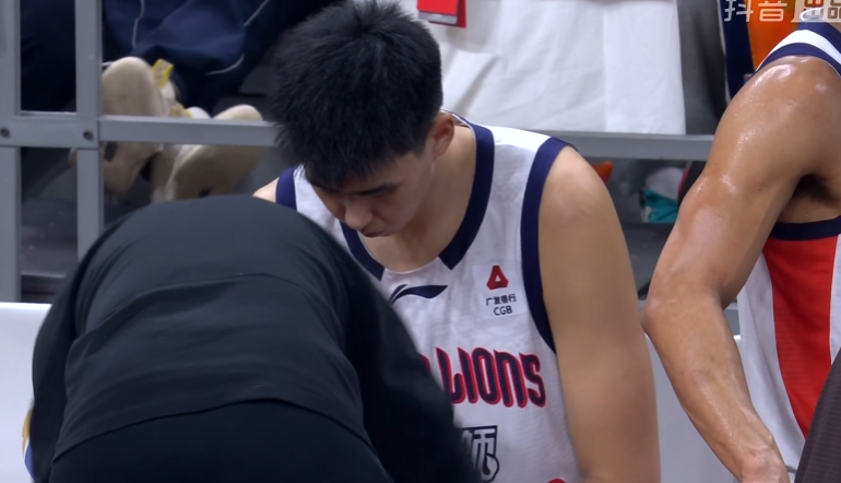 徐昕下场以后，广州队的内线立马出问题。这种比赛里面如果有大个子能跟上比赛节奏，那