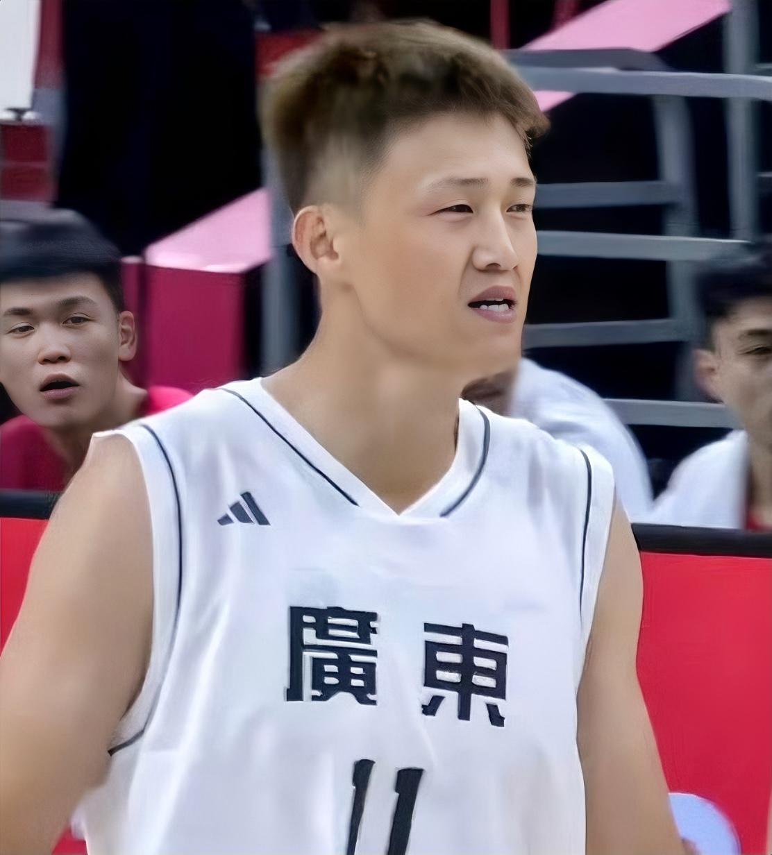 昨天看了广东男篮与山东男篮的全运会，怎么感觉周鹏的球品这么差！

进攻端的时候周