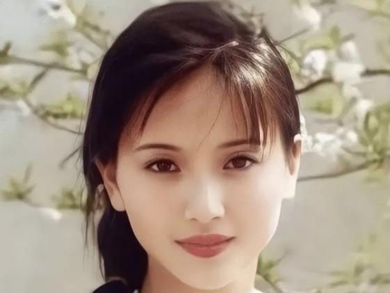 1992年春晚后台，侯勇第一次见到陶慧敏，整个人都愣住了。他那时还是跑龙套的毛头