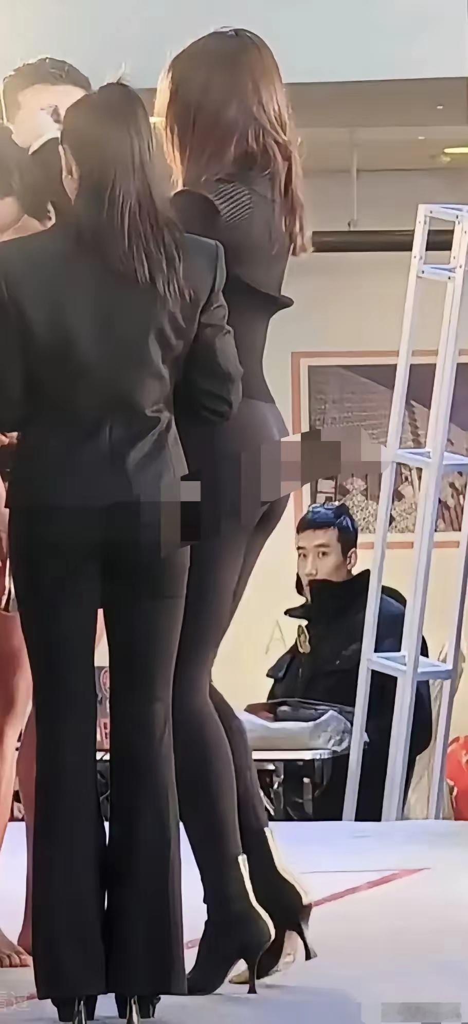 那哥们眼睛都直了[嘻嘻] 