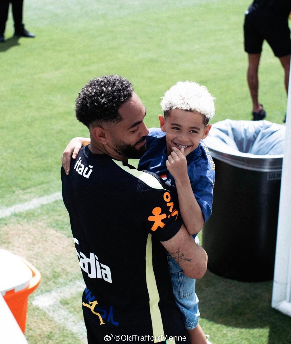 库尼亚跟随国家队在美国，家人一起来的 