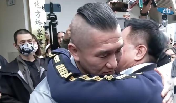 泪目，愤慨！73岁台湾著名爱国人士蔡正元博士今日含冤入狱。看到蔡正元今天入狱前的