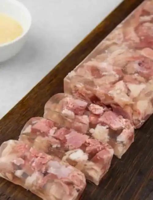 冰箱不是保险箱，肉冻半年看着没坏，其实早就废了。
 
细菌不会彻底死亡，只是暂时
