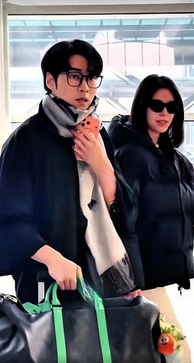 曹天恺薛子祺这对是真藏不住了！机场手拉手被拍时，他指尖蹭过她手腕的小动作，亲昵得