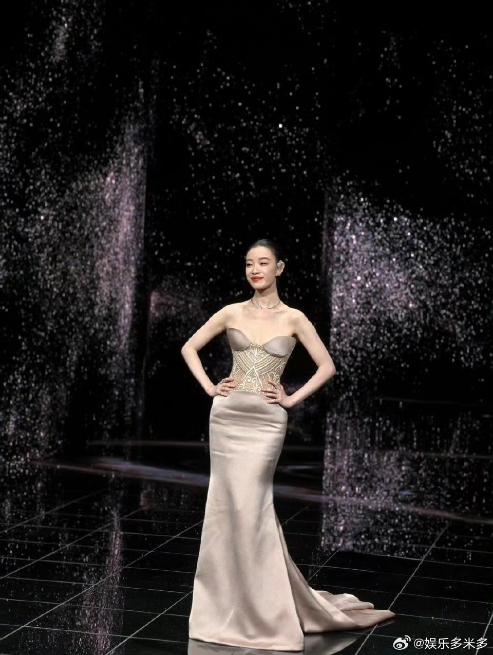 倪妮 红毯统治力 倪妮红毯统治力拉满！粉色束腰长裙优雅知性，身姿曼妙气质出众，轻