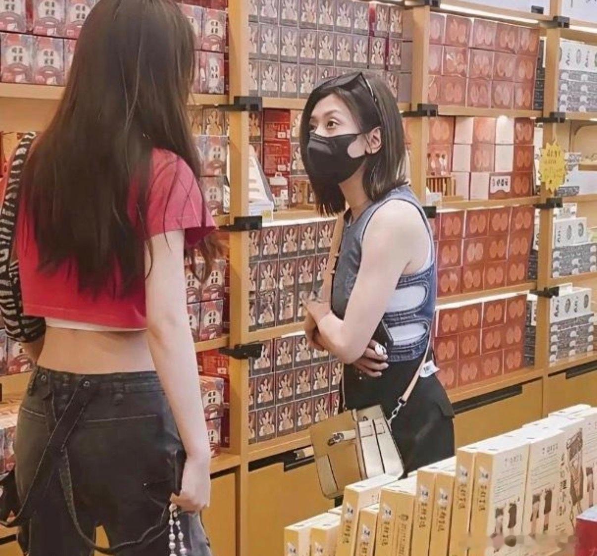 她们俩不会以为自己很酷吧 