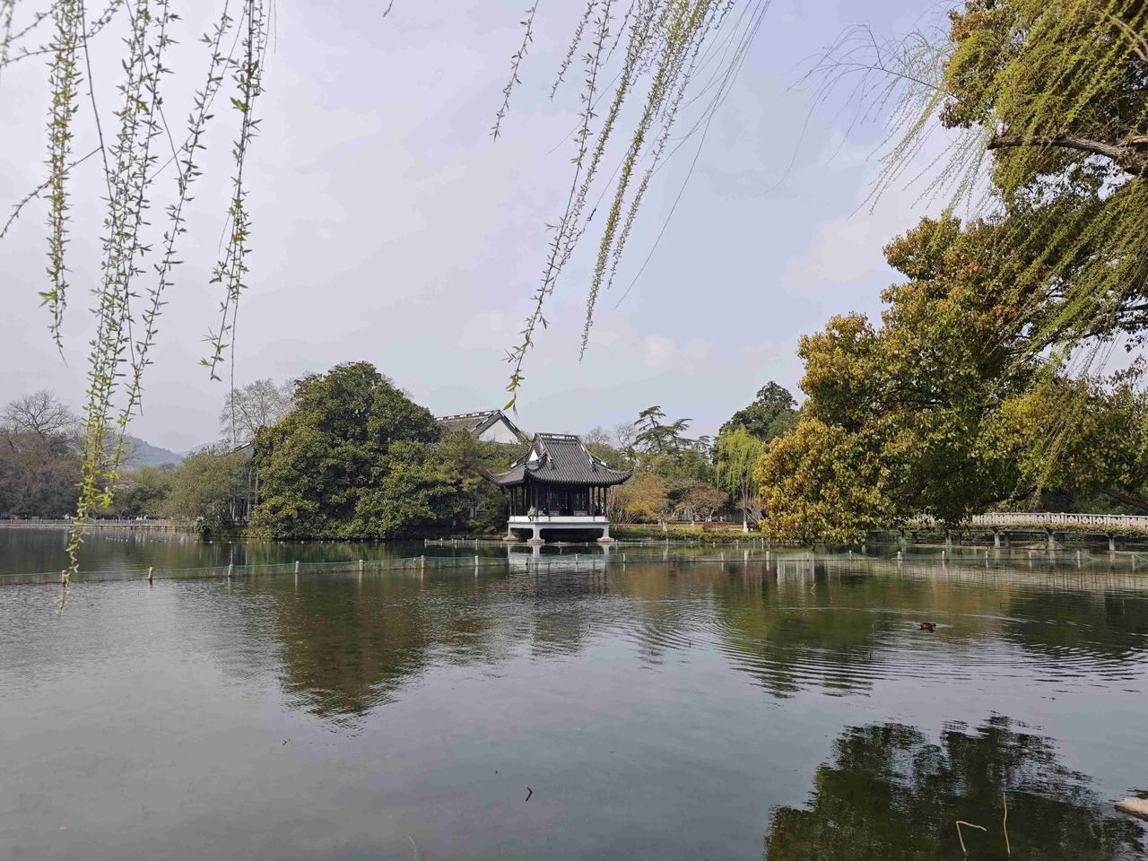 我的今日状态：😁轻松愉快
我这里的天气：🌤️多云

双休日来到杭州西湖，漫步