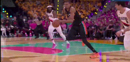 惊艳！文班亚马后卫般的动作连得5分让观众狂呼
今天马刺在主场迎战开拓者，最终以1