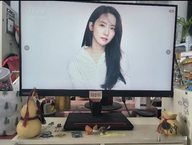 有个特别粘人的闺蜜，该怎么办才好？

我在公司有个闺蜜，比我小8岁，今年27岁。