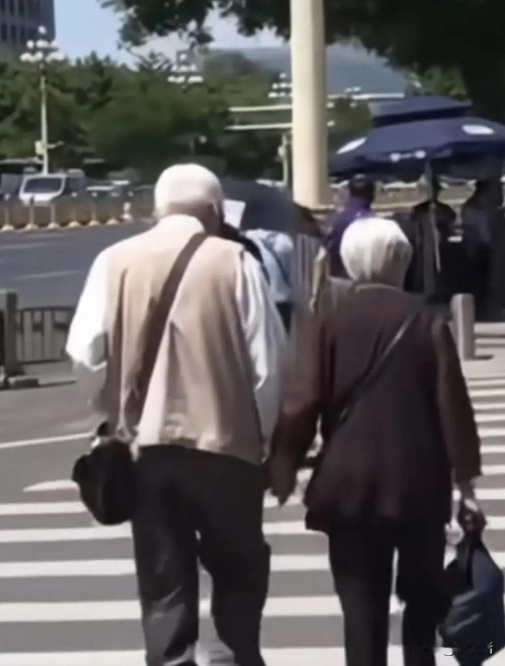 再说这个事丨半生相伴的80多岁浙江两位老人牵手去法院离婚！让人泪目。
如果这人事