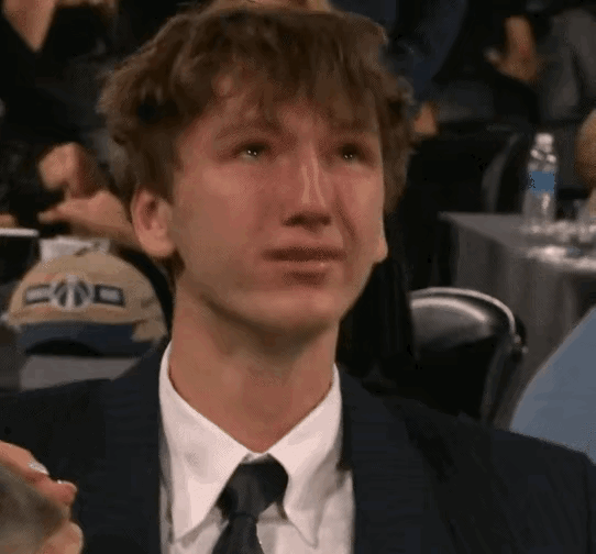 这个立陶宛的小伙子怎么还哭了！

看到他哭，我的第一感觉是，你又不是状元，你哭啥
