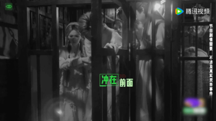 杨超越被吓到躲周柯宇怀里杨超越躲周柯宇怀里了 看开推真的会被杨超越笑死，胆子小但