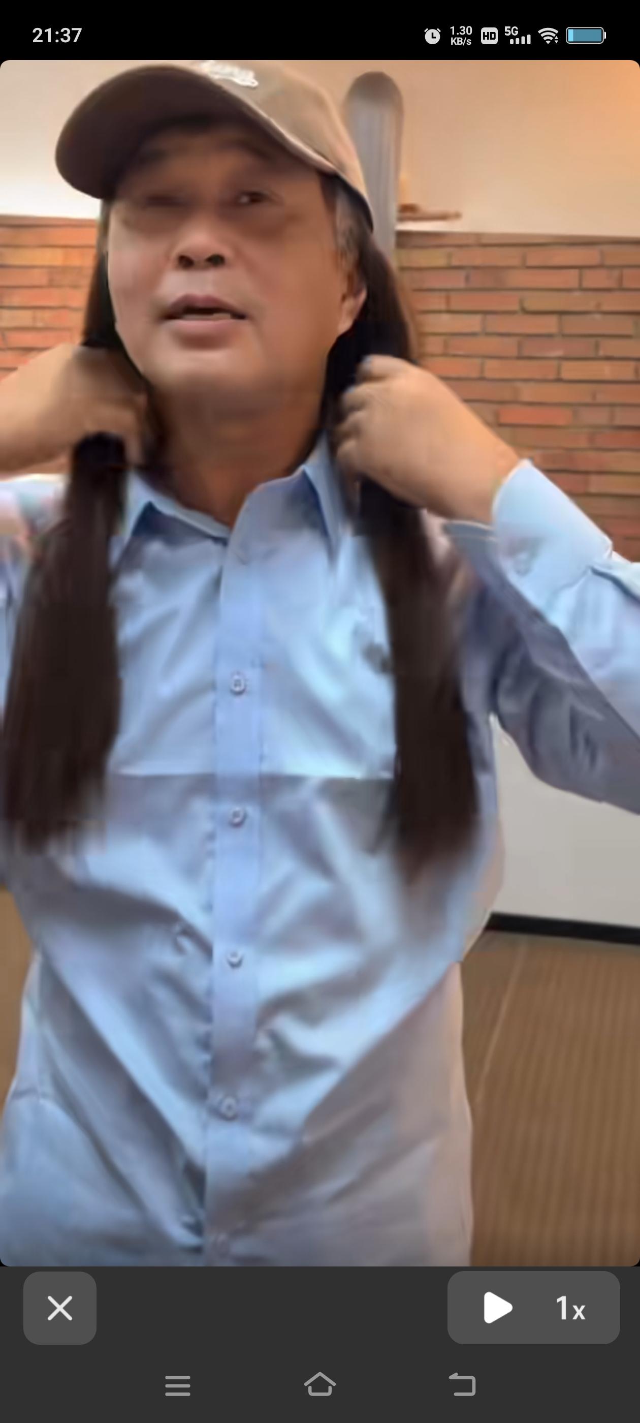 沈巍老师新造型，鸭舌帽配长发，像一个艺术家的形象。这次安徽太和县之旅，他也是临时