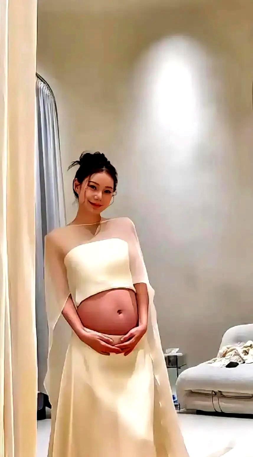 马筱梅这肚子，比啥解释都管用！

直播间里，她挺着大肚子在切菜，宽松的围裙压根藏