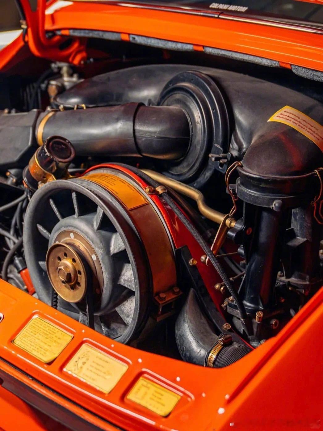 复古保时捷配上橙色穿搭，新年一定大吉大利