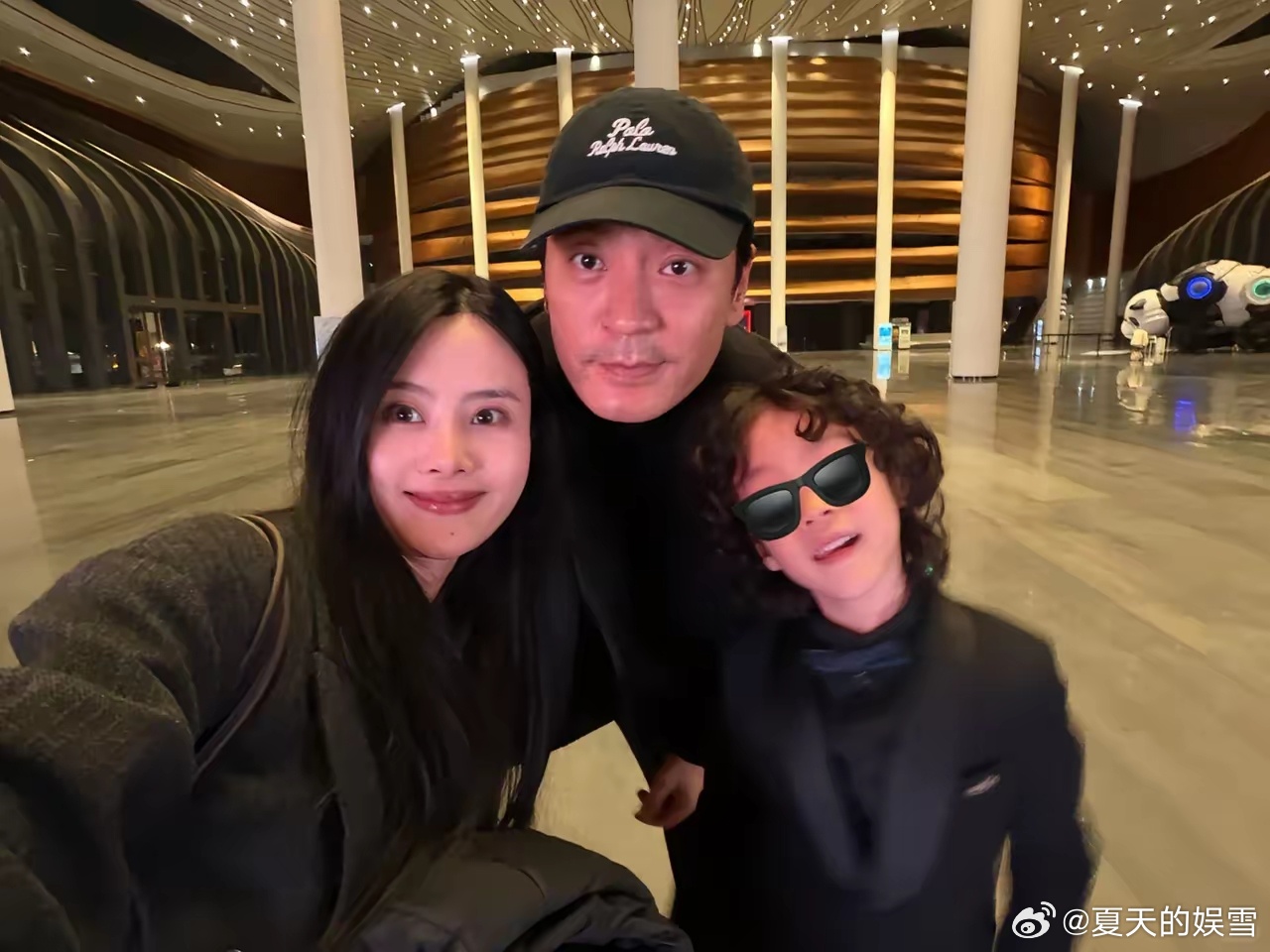 李光洁，上辈子绝对是拯救了银河系！不是因为他娶到了年轻漂亮的老婆，也不是顺利从痘