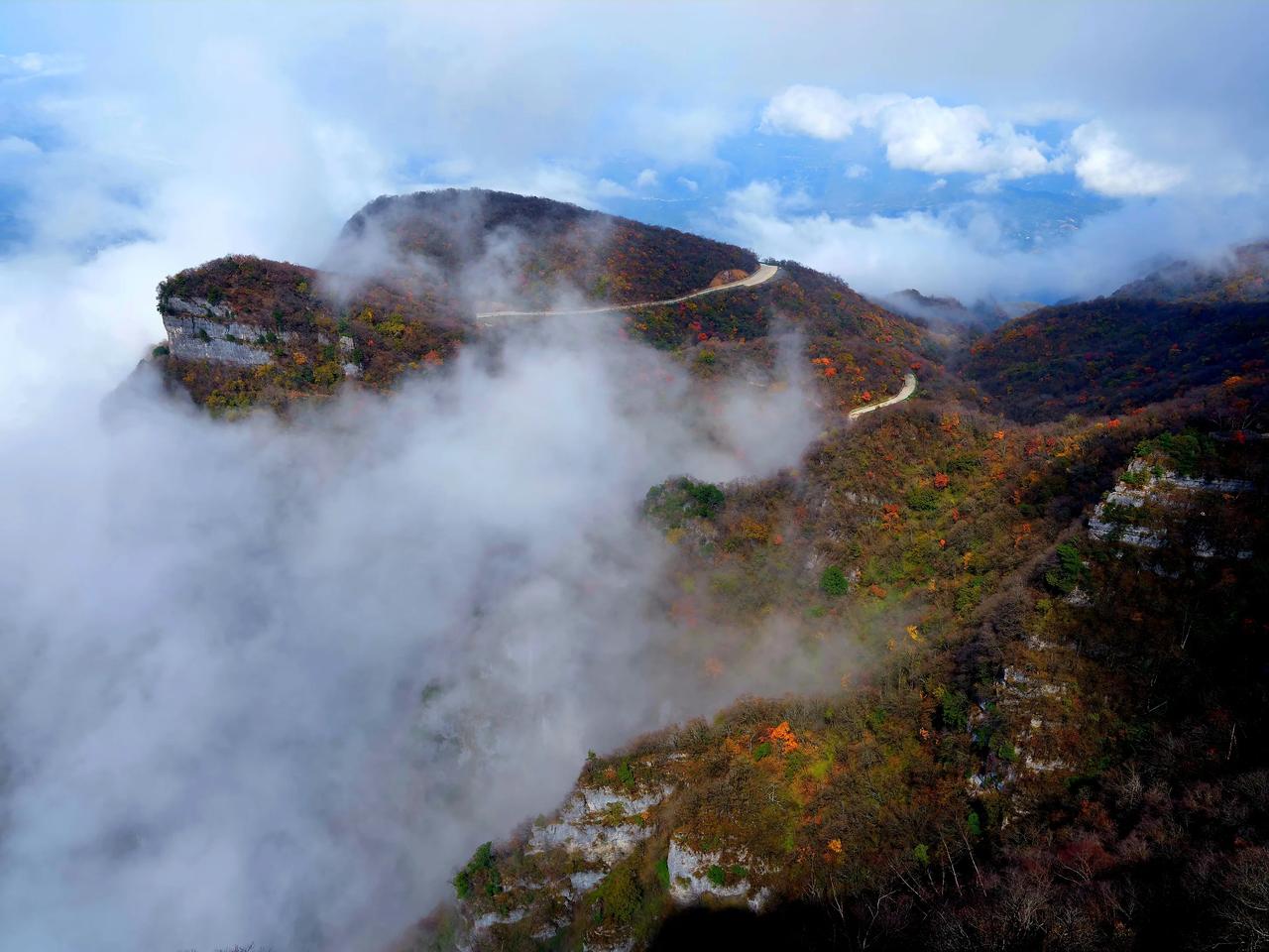 俯
察汉中牛头山，峰峦雄伟，连绵起伏，瑞气祥云，缭绕不绝，时而浓密如棉絮堆积，时