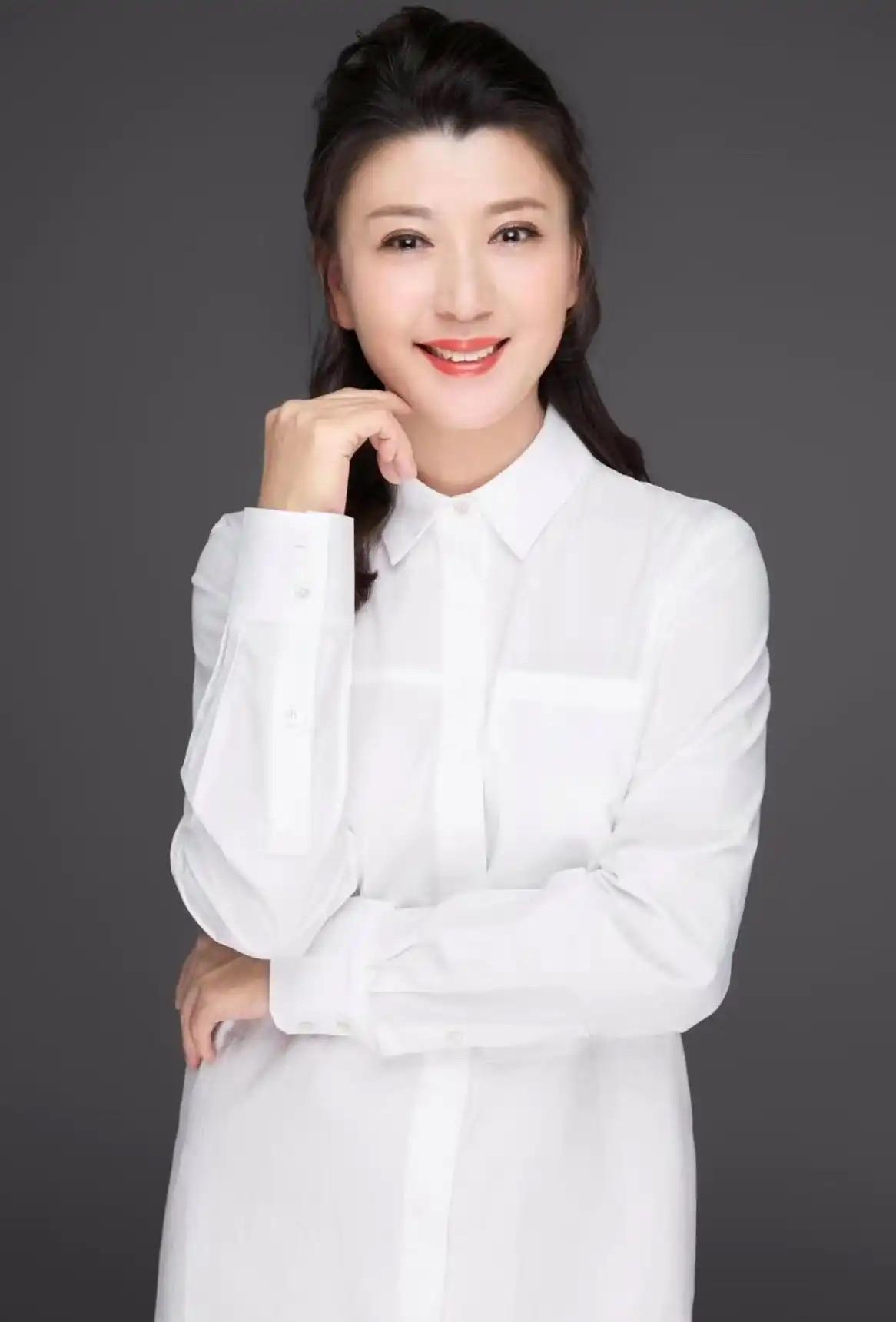 闫学晶直播中透露儿子收入窘迫

闫学晶近日在直播中谈及儿子林傲霏的经济压力，声称