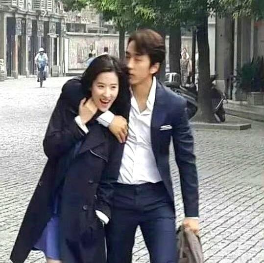 巴黎街头那段一放，点赞就过百万了。
玫瑰庄国栋好配 三亿阅读，不是吹的。
两个人