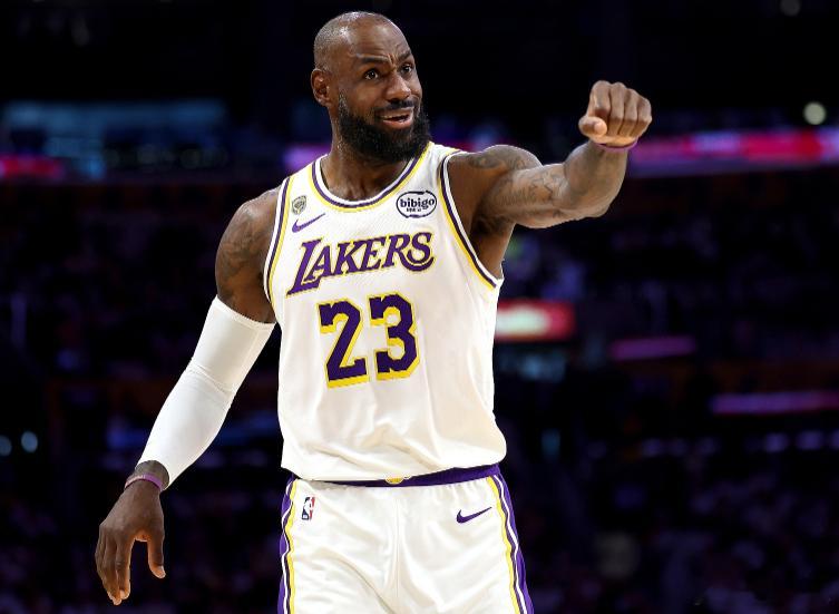 近日，NFL达拉斯牛仔外接手乔治·皮肯斯在谈到NBA历史最佳球员话题时，选择了勒