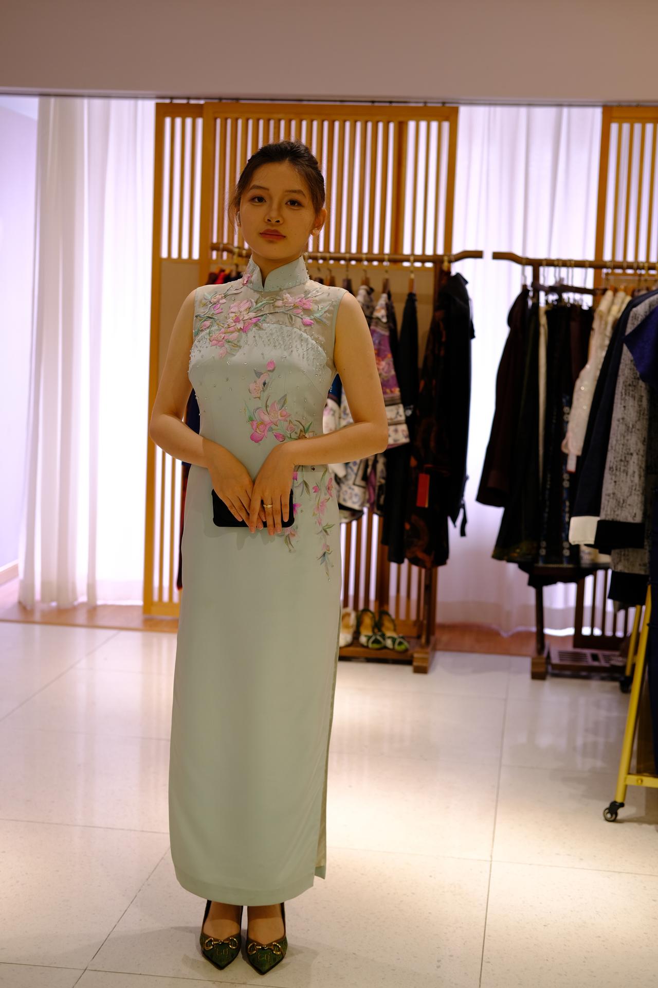 穿旗袍的女士在服装店里。